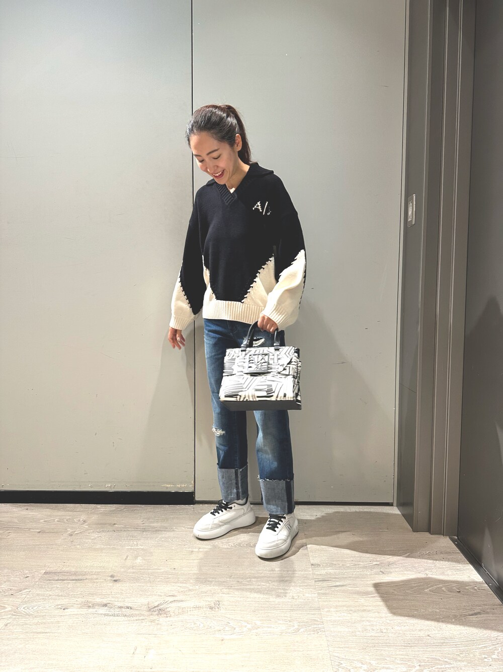 「アルマーニエクスチェンジ、AXchanger、AXchange、armaniexchange、Armani Exchange、ニット、バイカラー、デニム、秋服」｜「ARMANI EXCHANGEの【A|X アルマーニ エクスチェンジ】ボリュームソールA|Xロゴパッチ　レースアップスニーカー（スニーカー、ホワイト系）」を使った、Yokoyokoさん（レディース・160cm）の秋コーディネートの1枚目の写真