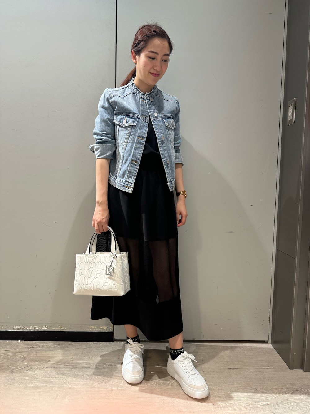 「春のおしゃ見えテクニック、デニムジャケット、メッシュワンピース、透け感ワンピ、ホワイトバッグ、アルマーニエクスチェンジ、アルマーニ、ARMANIEXCHANGE、AXchanger、AXchange、春ファッション、オトナカジュアル、ラクチンコーデ、ワンピーススタイル、30代コーデ」｜「ARMANI EXCHANGEの【A|X アルマーニ エクスチェンジ】レースアップスニーカー（スニーカー、ホワイト系）」を使った、Yokoyokoさん（レディース・160cm）の春コーディネートの1枚目の写真