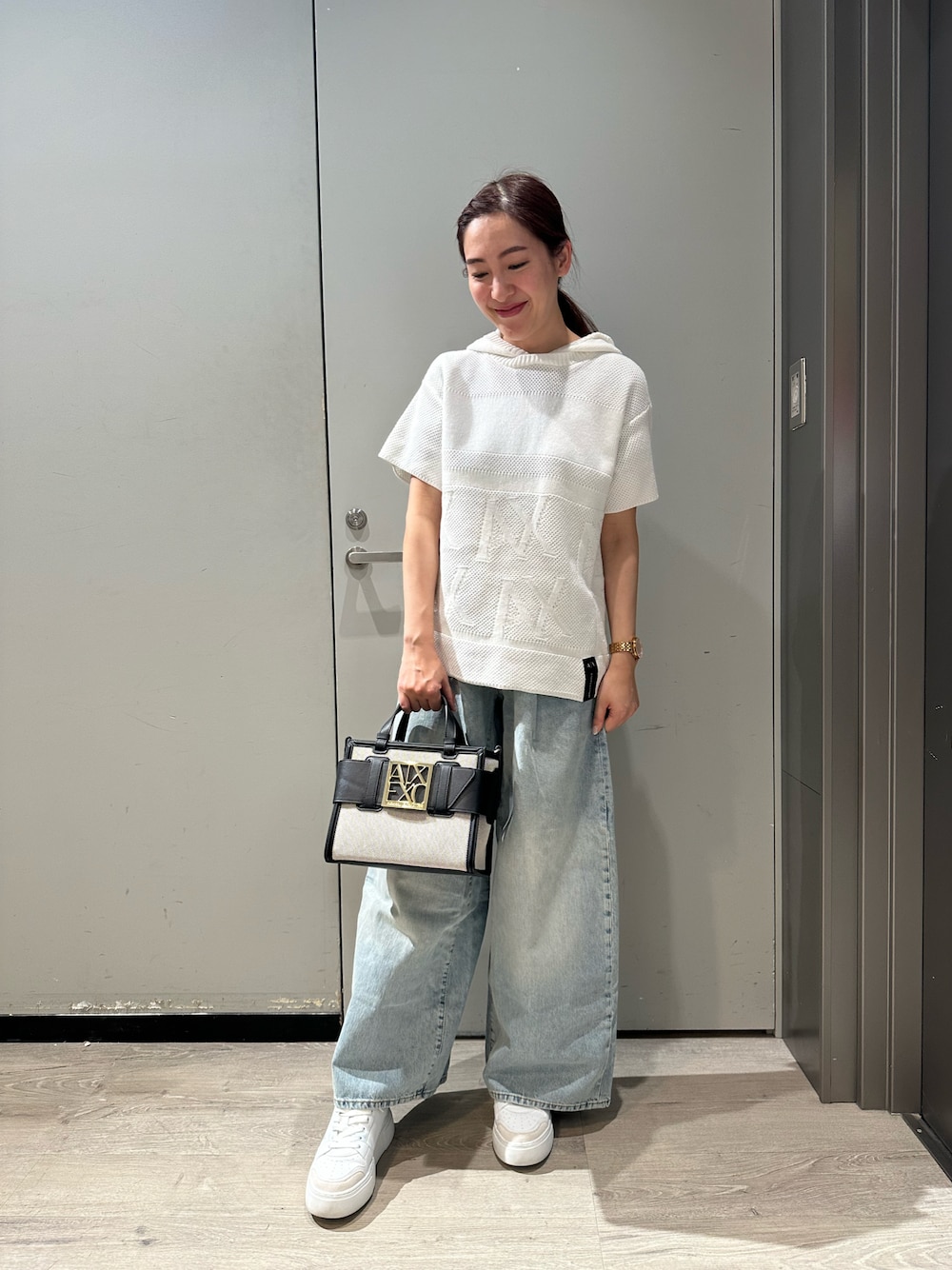 「春ファッション、春のおしゃ見えテクニック、オトナカジュアル、春夏コーデ、アルマーニエクスチェンジ、アルマーニ、ARMANIEXCHANGE、AXchanger、AXchange、ワイドデニム、ワイドパンツ、キャンパスバッグ、サマーニット、ゆったりパンツ、デニム」｜「ARMANI EXCHANGEの【A|X アルマーニ エクスチェンジ】AXロゴ　フーデッド半袖ニットプルオーバー（ニット/セーター、ホワイト系）」を使った、Yokoyokoさん（レディース・160cm）の春コーディネートの1枚目の写真