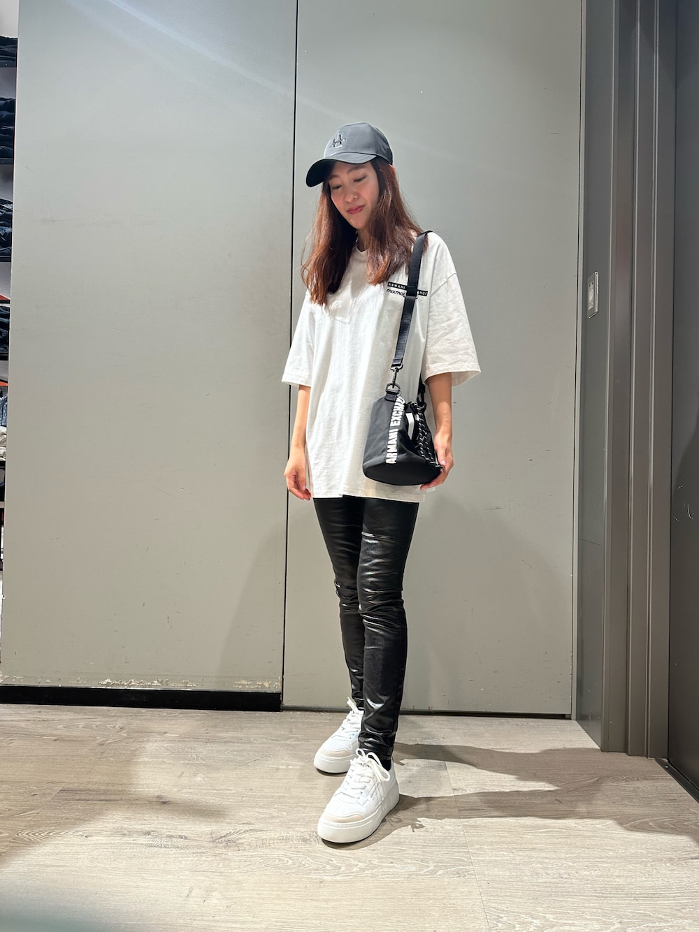 「シンプルコーデ、アルマーニ、アルマーニエクスチェンジ、armaniexchange、ARMANIEXCHANGE、AXchanger、AXchange、バックプリント、キンチャクバッグ、スキニーパンツ、メンズアイテム、シロクロコーデ、ママコーデ、ママファッション、春コーデ」｜「ARMANI EXCHANGEの【A|X アルマーニ エクスチェンジ】シャイニーコーティング デニムパンツ_J01 SUPER SKINNY（デニムパンツ、ブラック系）」を使った、Yokoyokoさん（レディース・160cm）の春コーディネートの1枚目の写真