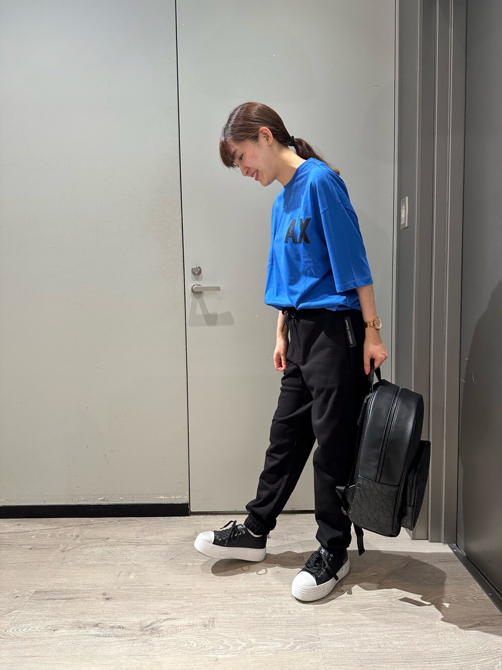 「シンプルコーデ、armaniexchange、ARMANIEXCHANGE、AXchanger、AXchange、ブルー×ブラック、オーバーサイズ、ユニセックス、ラクチンコーデ、ラフコーデ、スウェットパンツ」｜「ARMANI EXCHANGEの【A|X アルマーニ エクスチェンジ】AXロゴ 半袖クルーネックTシャツ (UNISEX CAPSULE)（Tシャツ/カットソー、ブルー系）」を使った、Yokoyokoさん（レディース・160cm）の夏コーディネートの1枚目の写真