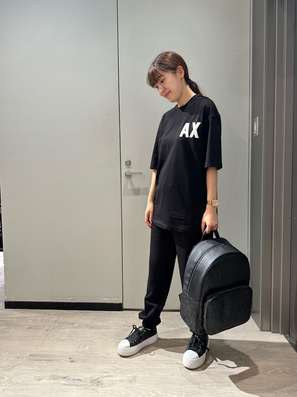 「ラクチンコーデ、オーバーサイズ、ブラック、アルマーニエクスチェンジ、ARMANIEXCHANGE、armaniexchange、ユニセックス、モノトーンコーデ、AXchange、AXchanger」｜「ARMANI EXCHANGEの【A|X アルマーニ エクスチェンジ】AXロゴ 半袖クルーネックTシャツ (UNISEX CAPSULE)（Tシャツ/カットソー、ブラック系）」を使った、Yokoyokoさん（レディース・160cm）の夏コーディネートの1枚目の写真