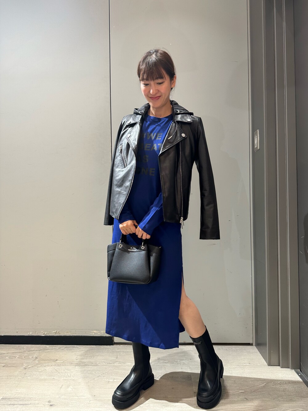 「秋コーデ、ゆるコーデ、大人コーデ、モード、armaniexchange、ARMANIEXCHANGE、AXchanger、AXchange、ブルー×ブラック、ブーツスタイル、初秋コーデ、ライダース、ライダースジャケット、ラムレザー、ブルーワンピース」｜「ARMANI EXCHANGEの【A|X アルマーニ エクスチェンジ】フード付き　ライダースジャケット（ライダースジャケット、ブラック系）」を使った、Yokoyokoさん（レディース・160cm）の秋コーディネートの1枚目の写真
