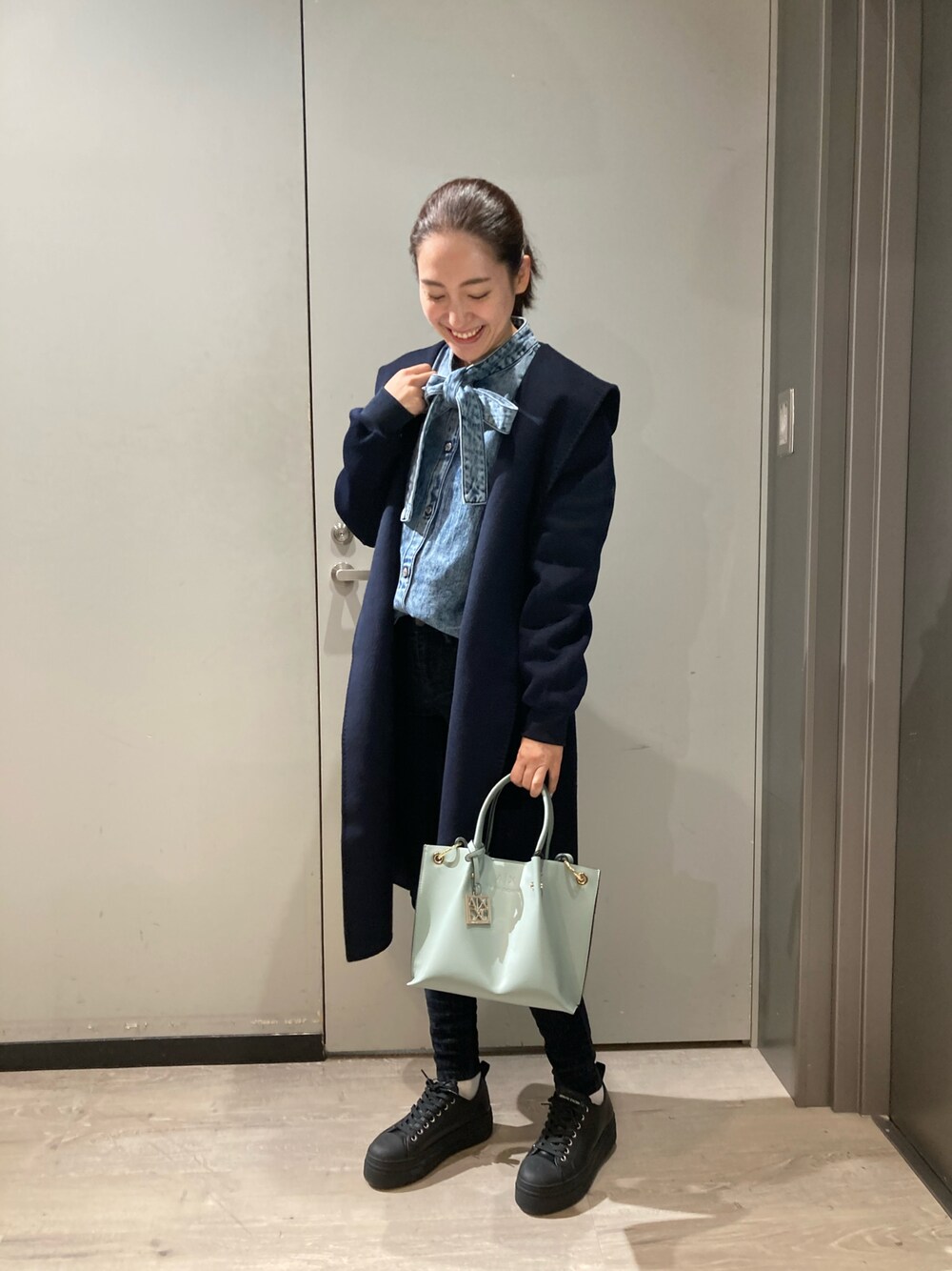 「秋冬コーデ、アルマーニエクスチェンジ、AXchanger、AXchange、armaniexchange、ARMANIEXCHANGE、ネイビー、デニムシャツ、大人カジュアル、厚底シューズ」｜「ARMANI EXCHANGEの【A|X アルマーニ エクスチェンジ】ボリュームソール　レザーレースアップスニーカー（スニーカー、ブラック系）」を使った、Yokoyokoさん（レディース・160cm）の秋コーディネートの1枚目の写真
