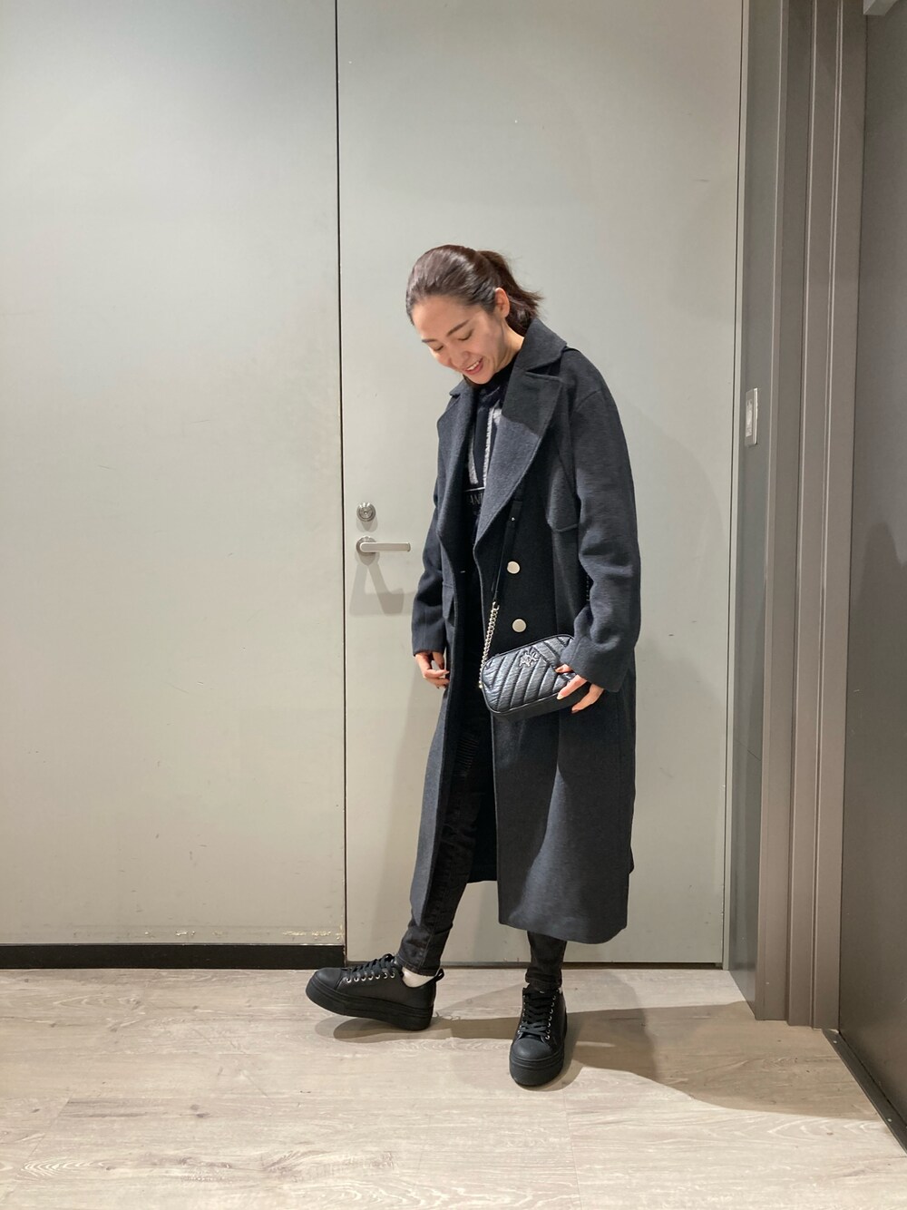 「armaniexchange、ARMANIEXCHANGE、AXchanger、axchange、160cm、モフモフ、メンズライク」｜「ARMANI EXCHANGEの【A|X アルマーニ エクスチェンジ】デザインポケット　チェスターコート（チェスターコート、グレー系）」を使った、Yokoyokoさん（レディース・160cm）の秋コーディネートの1枚目の写真