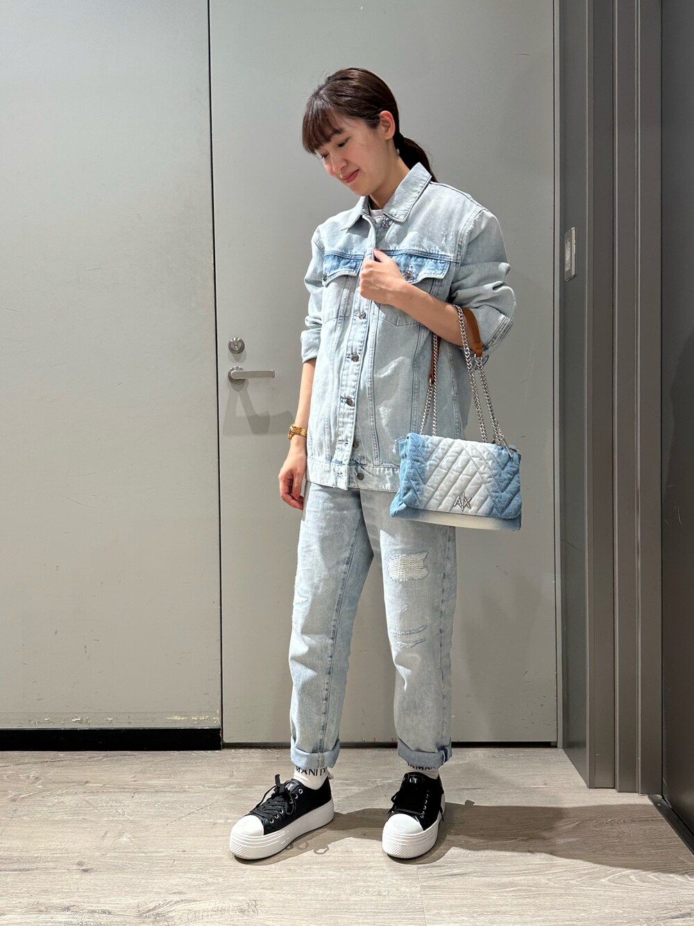 「デニム、アルマーニエクスチェンジ、AXchanger、AXchange、armaniexchange、ARMANIEXCHANGE、デニムパンツ、デニムジャケット、デニムバッグ、デニムコーデ、ライトブルー、カジュアル、カジュアルコーデ」｜「ARMANI EXCHANGEのアイテム（デニムパンツ、ブルー系）」を使った、Yokoyokoさん（レディース・160cm）の春コーディネートの1枚目の写真
