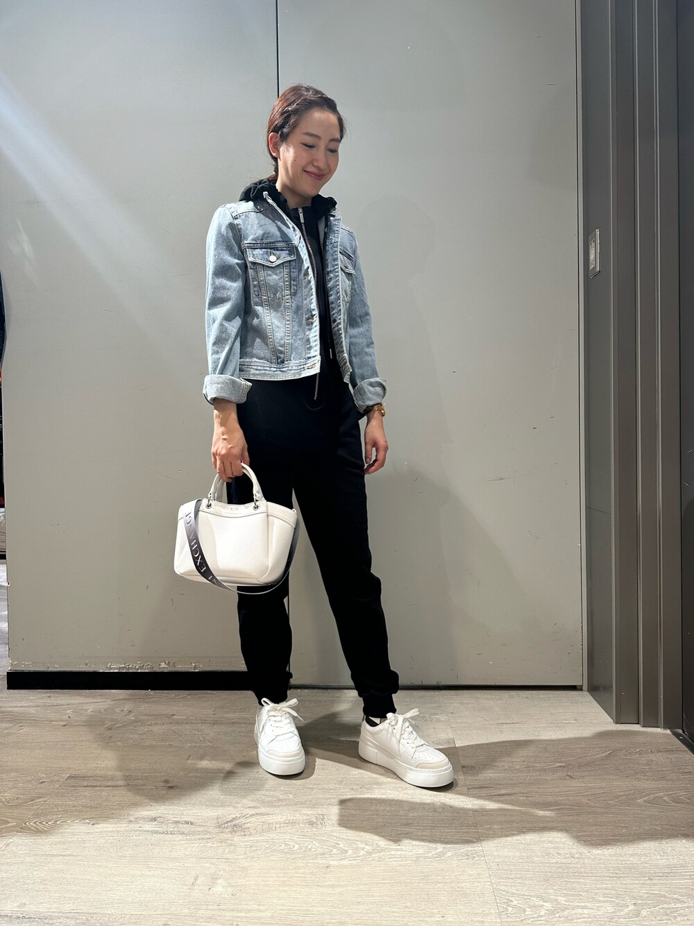 「おでかけコーデ、ラクチンコーデ、アルマーニエクスチェンジ、アルマーニ、armaniexchange、ARMANIEXCHANGE、オールインワン、ジャンプスーツ、デニムジャケット、ノーカラージャケット、ホワイトバッグ、パンツスタイル、春アウター、AXchanger、AXchange」｜「ARMANI EXCHANGEの【A|X アルマーニ エクスチェンジ】レースアップスニーカー（スニーカー、ホワイト系）」を使った、Yokoyokoさん（レディース・160cm）の冬コーディネートの1枚目の写真