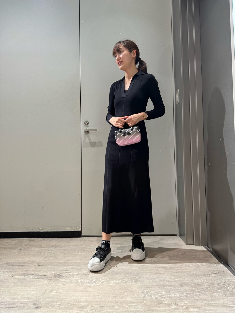 「オトナカジュアル、ワンピース、ワントーンコーデ、ブラック、アルマーニエクスチェンジ、AXchanger、AXchange、armaniexchange、ARMANIEXCHANGE、セール、キレイめカジュアル、デート」｜「ARMANI EXCHANGEのアイテム（バッグ、ブラック系）」を使った、Yokoyokoさん（レディース・160cm）の夏コーディネートの1枚目の写真
