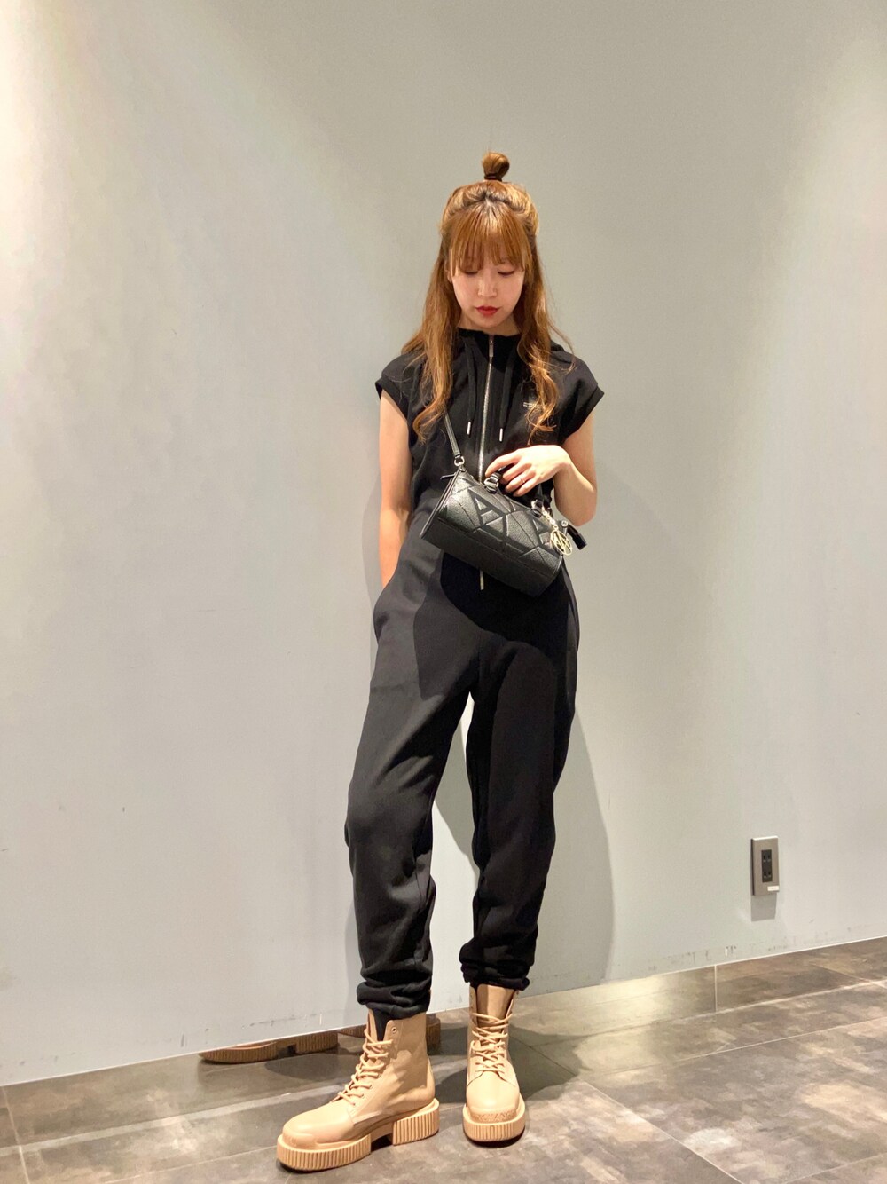 「AXchange、AXchanger、armaniexchange、アルマーニエクスチェンジ、オールインワン、レースアップブーツ、ミニトート、低身長」｜「ARMANI EXCHANGEの【A|X アルマーニ エクスチェンジ】チャンキーレースアップブーツ（ブーツ、ベージュ系）」を使った、Ⓜ︎atsubeさん（レディース・154cm）の夏コーディネートの1枚目の写真