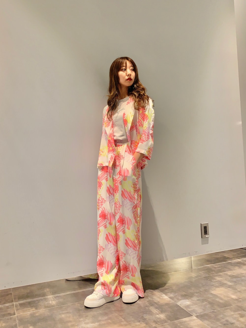 「AXchange、AXchanger、armaniexchange、アルマーニエクスチェンジ、花柄、セットアップ、白スニーカー、低身長」｜「ARMANI EXCHANGEの【A|X アルマーニ エクスチェンジ】レースアップスニーカー（スニーカー、ホワイト系）」を使った、Ⓜ︎atsubeさん（レディース・154cm）の夏コーディネートの1枚目の写真