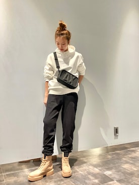 「ロゴパーカー」｜「アイテム（スウェットパンツ）」を使った、Ⓜ︎atsubeさん（レディース・154cm）の夏コーディネート