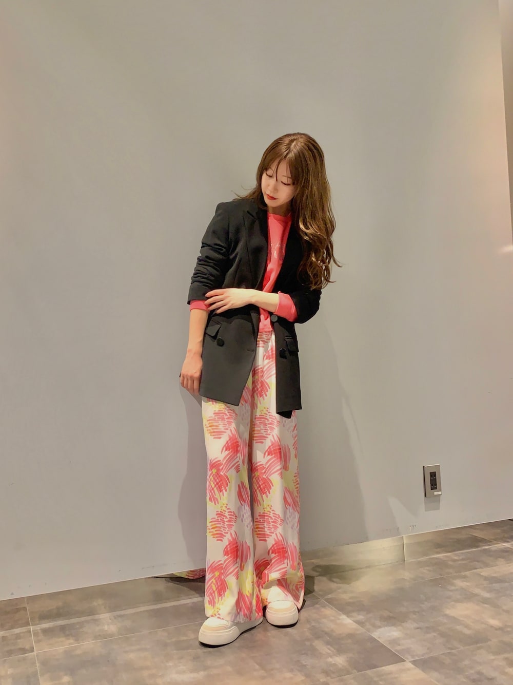 「AXchange、AXchanger、armaniexchange、アルマーニエクスチェンジ、ジャケット、花柄、ピンク、白スニーカー、厚底シューズ、低身長」｜「ARMANI EXCHANGEの【A|X アルマーニ エクスチェンジ】レースアップスニーカー（スニーカー、ホワイト系）」を使った、Ⓜ︎atsubeさん（レディース・154cm）の夏コーディネートの1枚目の写真