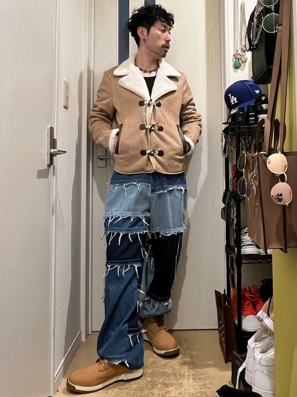 「新星WEARISTAにエントリー、ビッグシルエット、シンプルコーデ、お洒落さんとつながりたい、ダッフルコート、デニム、ブーツ、ファッションを楽しもう、低身長コーデ、いいね、save、フォローお願いします🤑、過去の投稿も見て頂けたら嬉しいです😊、フォルダインありがとうございます❤︎、韓国ファッション、フォローミー、サングラス」｜「MSGのクレイジーパターンフリンジストレートデニム（デニムパンツ、ブルー系）」を使った、shinyaさん（メンズ・168cm）の冬コーディネートの1枚目の写真