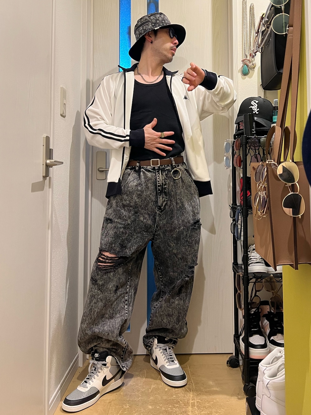 「トラックジャケット、休日コーデ、秋服、秋服準備はじめました、秋コーデ、デニム、スニーカー、タンクトップ、バケットハット、韓国ファッション、サングラス、おしゃれさんと繋がりたい、過去の投稿も見て頂けたら嬉しいです😊、フォルダインありがとうございます❤︎、フォローミー」｜「ADRERの【ADRER】ヴィンテージメイクワイドテーパードデニム（デニムパンツ、ブラック系）」を使った、shinyaさん（メンズ・168cm）の秋コーディネートの1枚目の写真