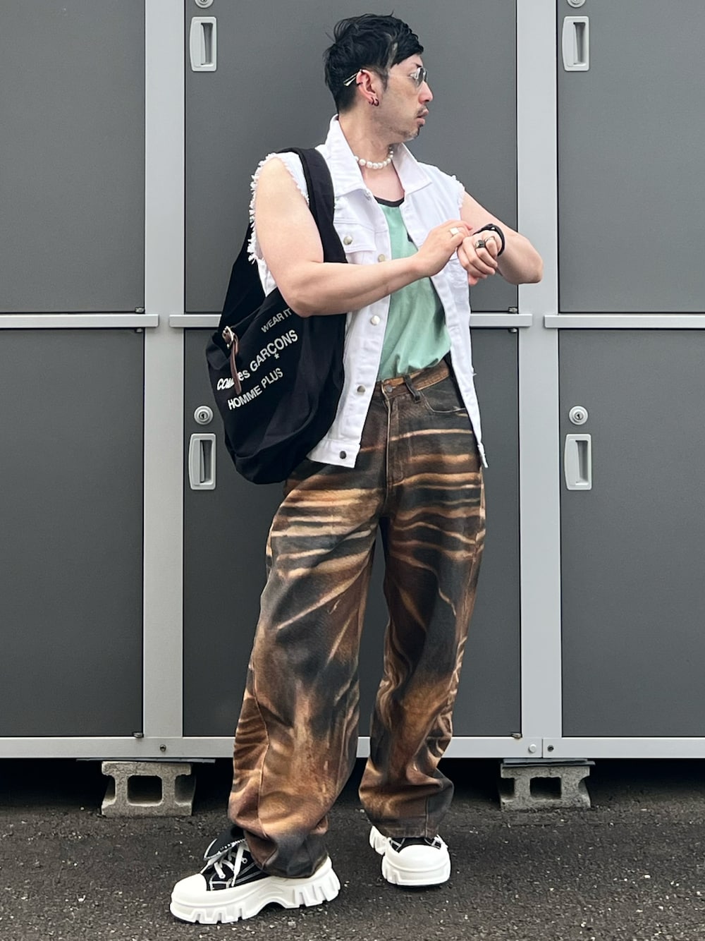 「最近のいい感じコーデ、デニム、デニムジャケット、スニーカー、低身長、低身長コーデ、お洒落さんとつながりたい、過去の投稿も見て頂けたら嬉しいです😊、韓国ファッション、韓国コーデ、サングラス、バッグ、タンクトップ、デートコーデ、休日コーデ」｜「AVIREXのDISCHARGE  NAVAL TANK TOP / ディスチャージ ネイバル タンクトップ / AVIREX /アヴィレックス（タンクトップ、グリーン系）」を使った、shinyaさん（メンズ・168cm）の春コーディネートの1枚目の写真
