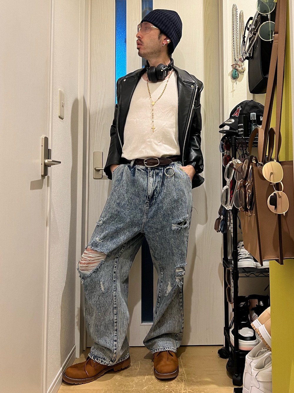 「秋服まるっと大公開、ライダース、デニム、革靴、タンクトップ、ニット帽、サングラス、ロザリオネックレス、おしゃれさんと繋がりたい、いいね、save、フォローお願いします🤑、低身長、過去の投稿も見て頂けたら嬉しいです😊、フォルダインありがとうございます❤︎、韓国ファッション、フォローミー」｜「ADRERの【ADRER】ヴィンテージメイクワイドテーパードデニム（デニムパンツ、ブルー系）」を使った、shinyaさん（メンズ・168cm）の秋コーディネートの1枚目の写真