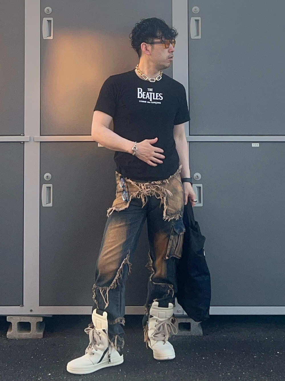 「夏ルックで気分アップ、デニム、Tシャツ、サングラス、ピアス、スニーカー、スニーカーコーデ、モノトーン、モノトーンコーデ、過去の投稿も見て頂けたら嬉しいです😊、おしゃれさんと繋がりたい、低身長、低身長コーデ、韓国ファッション、デートコーデ」｜「THE BEATLES COMME des GARCONSのBeatles T-shirt（VZ-T001-051）（Tシャツ/カットソー、ブラック系）」を使った、shinyaさん（メンズ・168cm）の夏コーディネートの1枚目の写真