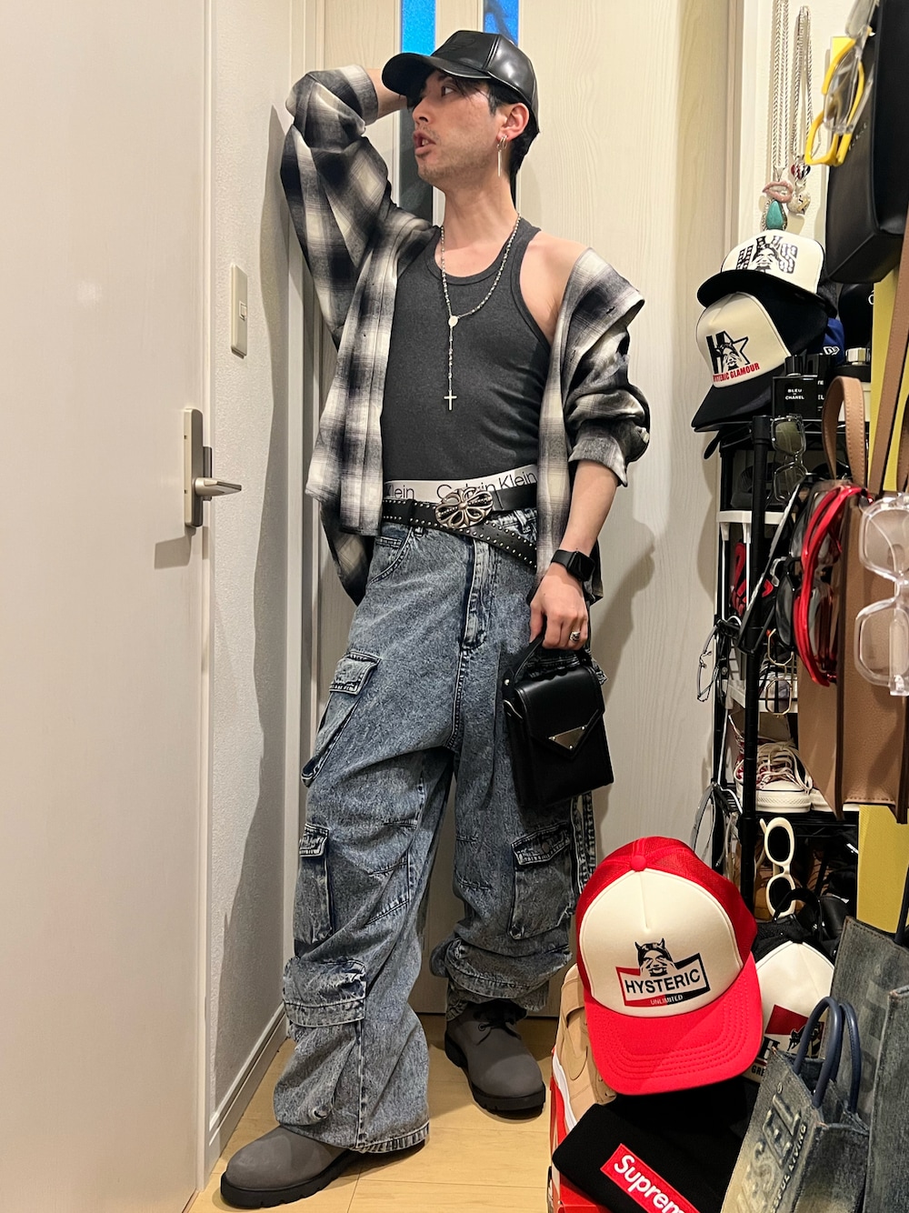 「今日のコーデ、チェック、チェックシャツ、デニム、デニムパンツ、ショルダーバッグ、ブーツ、タンクトップ、低身長、低身長コーデ、春コーデ、おしゃれさんと繋がりたい、過去の投稿も見て頂けたら嬉しいです😊、韓国ファッション、韓国コーデ」｜「ADRERのdenim parachute cargo pants/デニムパラシュートカーゴパンツ（カーゴパンツ、ブルー系）」を使った、shinyaさん（メンズ・168cm）の春コーディネートの1枚目の写真