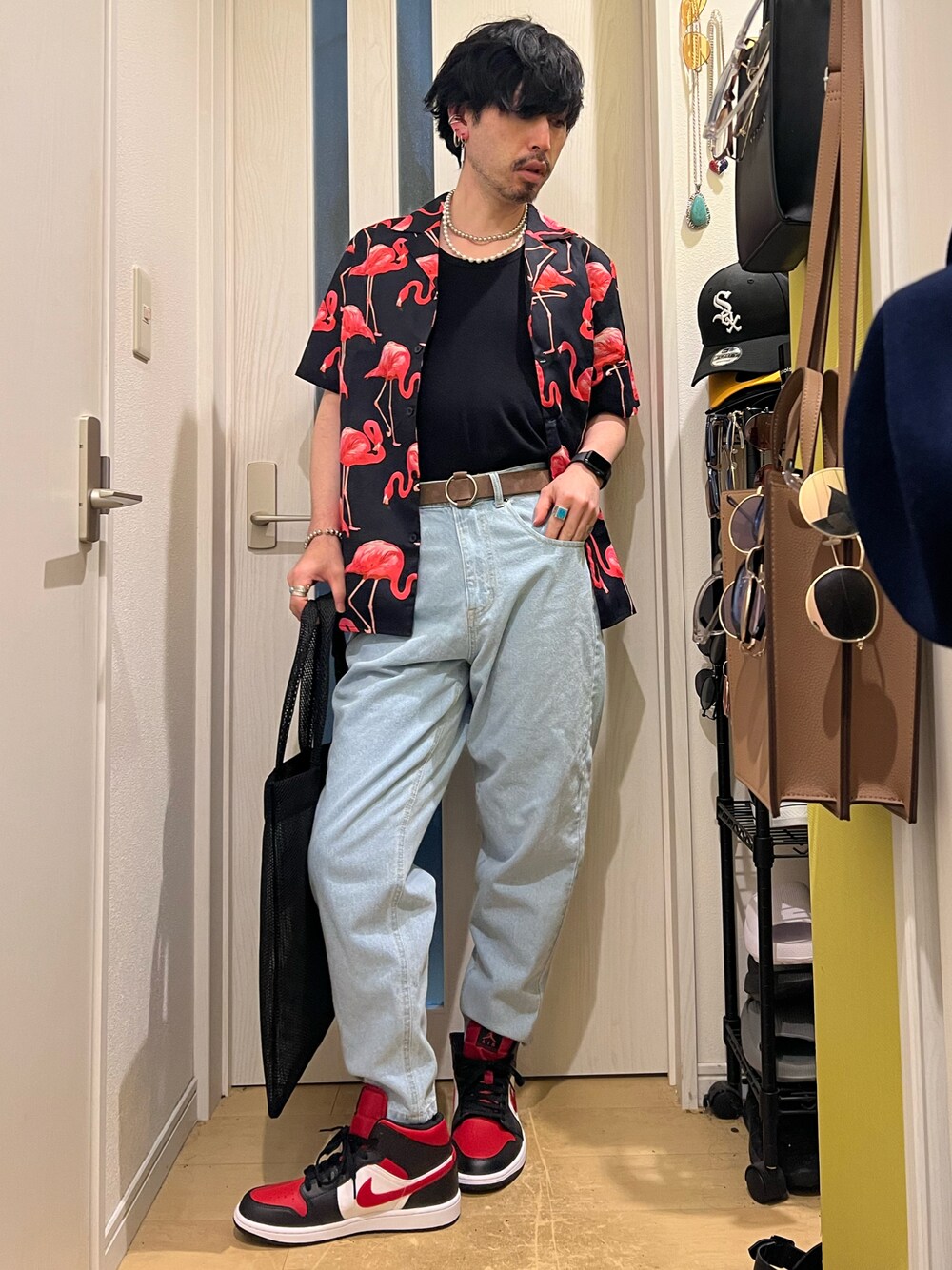 「お洒落さんとつながりたい、ストリート、ストリートMIX、ストリートコーデ、ストリートファッション、ストリートカジュアル、柄シャツ、デニム、トートバッグ、タンクトップ、いいね、save、フォローお願いします🤑、過去の投稿も見て頂けたら嬉しいです😊、フォルダインありがとうございます❤︎、フォローミー、shein」｜「kutirの【調節自由】サークルリングベルト（ベルト、ブラウン系）」を使った、shinyaさん（メンズ・168cm）の春コーディネートの1枚目の写真