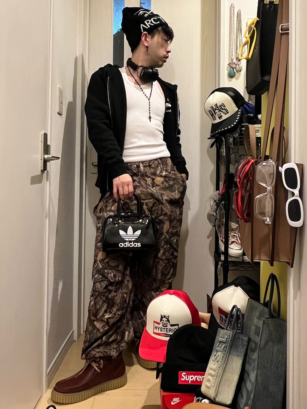 「真冬のあったかスタイル、シンプルスタイル、お出かけコーデ、ジップパーカー、ニット帽、ブーツ、ストリート、低身長、低身長コーデ、休日コーデ、韓国ファッション、韓国コーデ、韓国ストリート、お洒落さんとつながりたい、過去の投稿も見て頂けたら嬉しいです😊」｜「adidasのアディカラー ミニボウリングバッグ / アディダスオリジナルス adidas Originals（ショルダーバッグ、ブラック系）」を使った、shinyaさん（メンズ・168cm）の冬コーディネートの1枚目の写真
