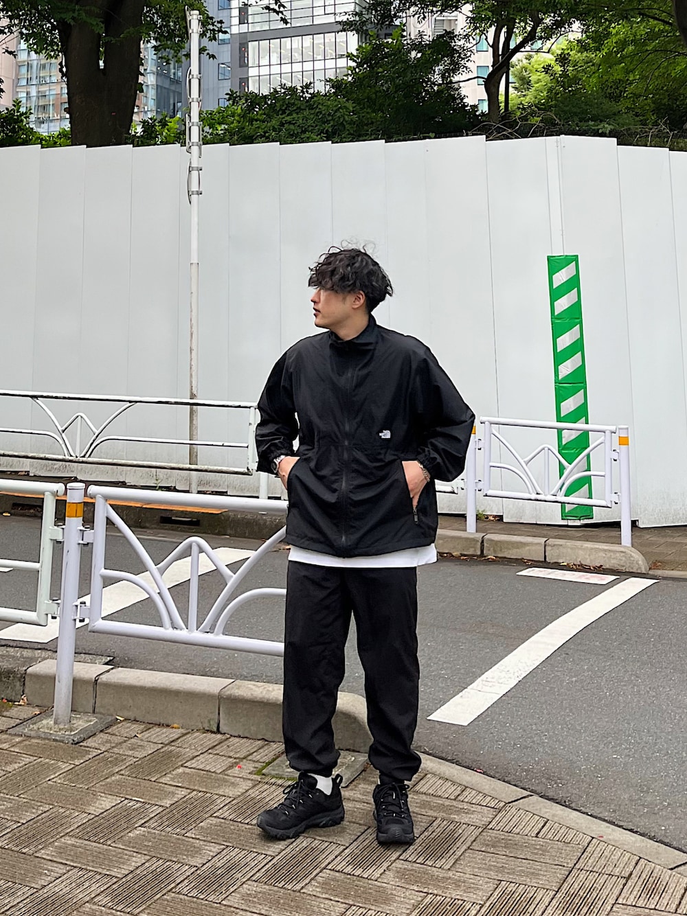 ブラック系のその他パンツ、ブラック系のスニーカー、ブラック系のブルゾンを着用したメンズの春コーディネートの1枚目の写真