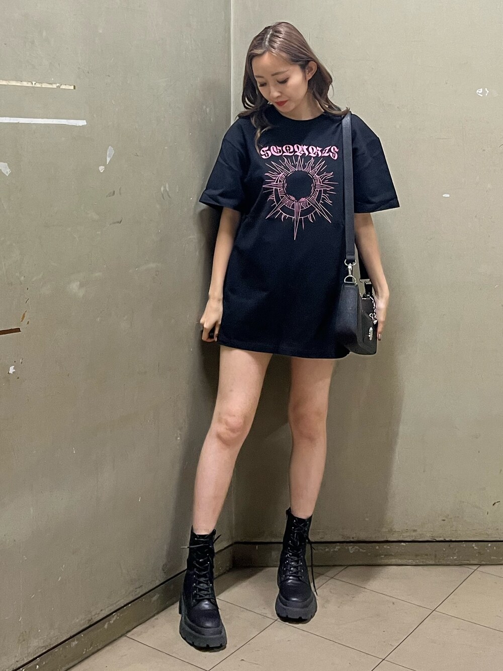 ブラック系のショルダーバッグ、ブラック系のブーツ、ブラック系のTシャツ/カットソーを着用したレディースの春コーディネートの1枚目の写真