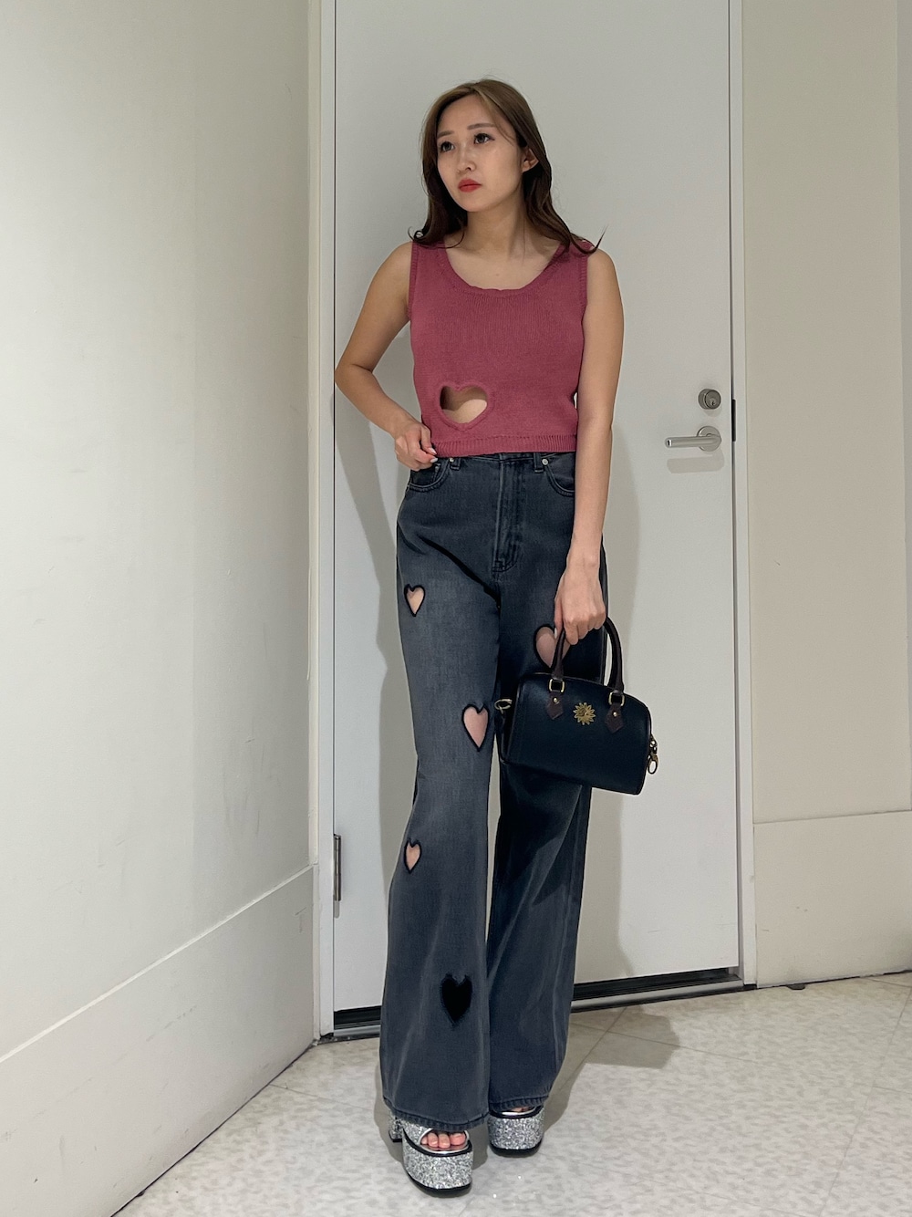 シルバー系のサンダル、ブラック系のデニムパンツ、その他のショルダーバッグを着用したレディースの夏コーディネートの1枚目の写真