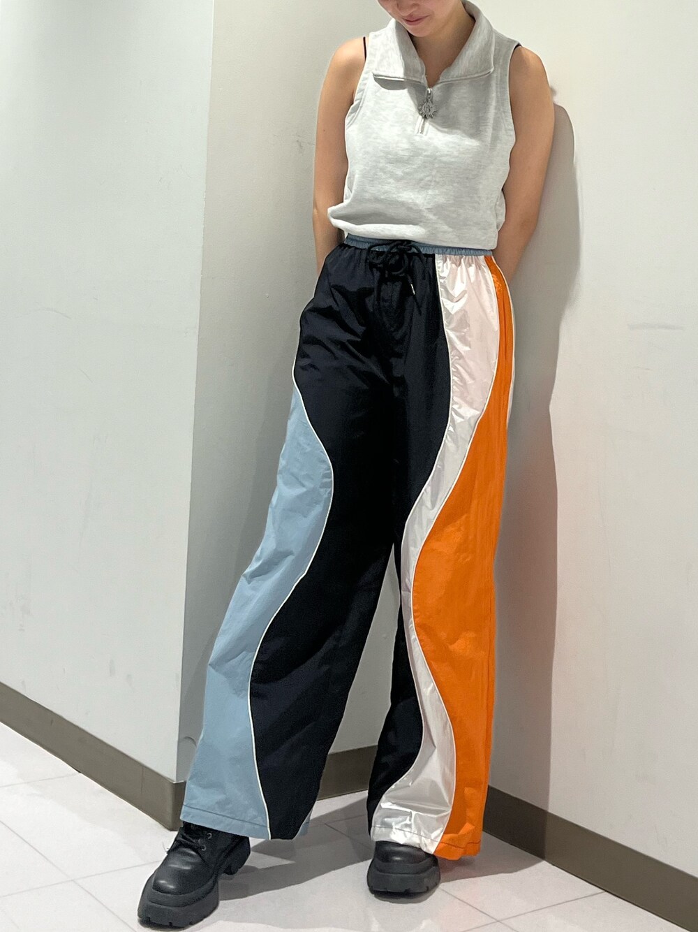 グレー系のTシャツ/カットソー、ブラック系のその他パンツ、シルバー系のブーツを着用したレディースの夏コーディネートの1枚目の写真