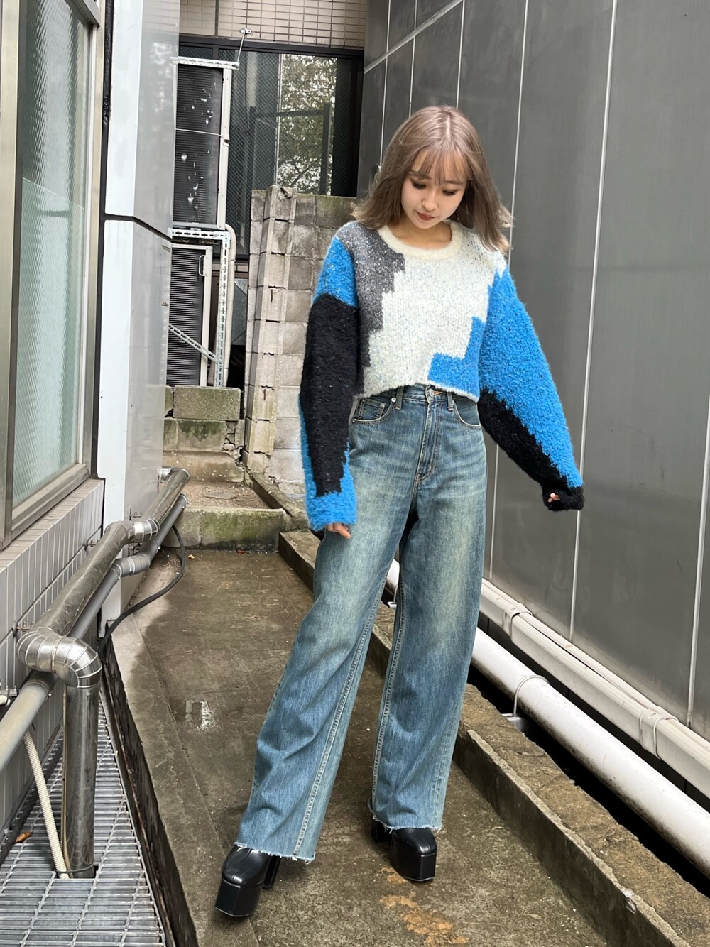 ブルー系のデニムパンツ、ブルー系のニット/セーターを着用したレディースの冬コーディネートの1枚目の写真
