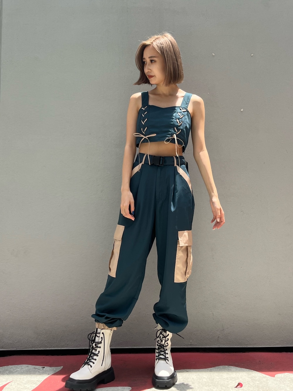 グリーン系のその他パンツ、ブルー系のキャミソール、ブラック系のブーツを着用したレディースの夏コーディネートの1枚目の写真