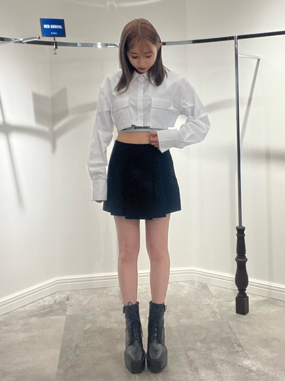 ブラック系のその他パンツ、その他のシャツ/ブラウス、ブラック系のキャミソールを着用したレディースの春コーディネートの1枚目の写真