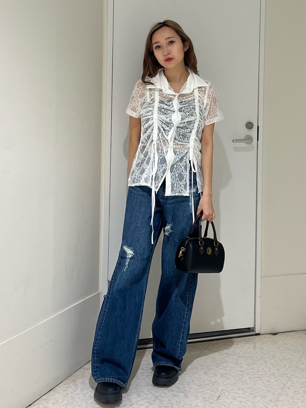 ホワイト系のシャツ/ブラウス、その他のショルダーバッグ、ブルー系のデニムパンツを着用したレディースの春コーディネートの1枚目の写真