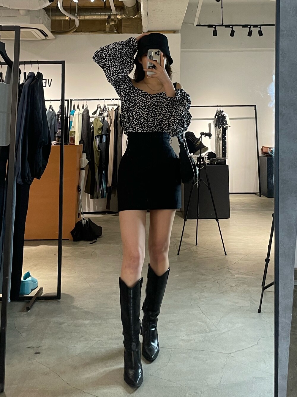 ブラック系のスカート、ブラック系のブーツ、その他のシャツ/ブラウスを着用したレディースの春コーディネートの1枚目の写真