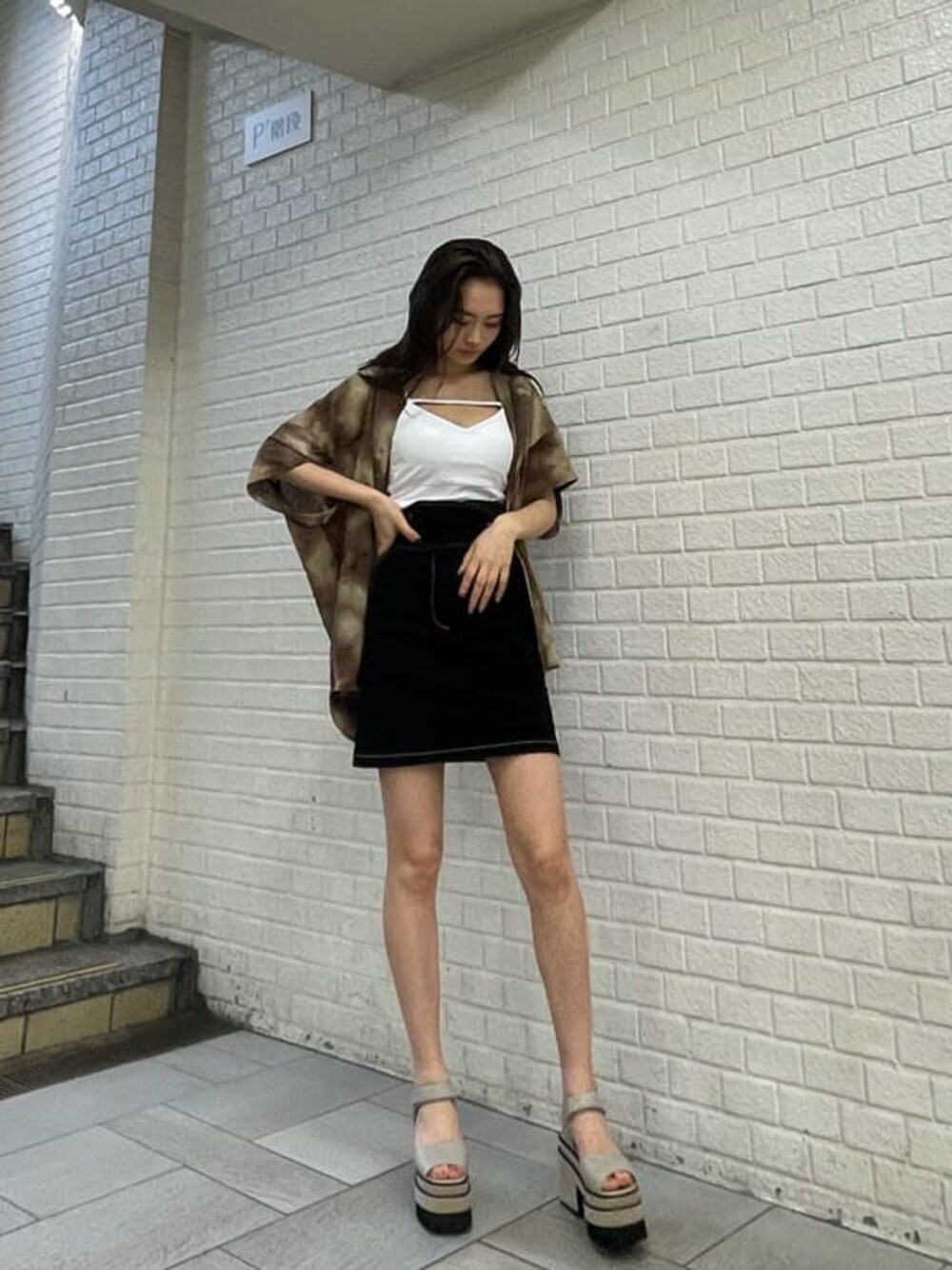 ブラック系のスカート、ホワイト系のキャミソール、その他のシャツ/ブラウスを着用したレディースの夏コーディネートの1枚目の写真