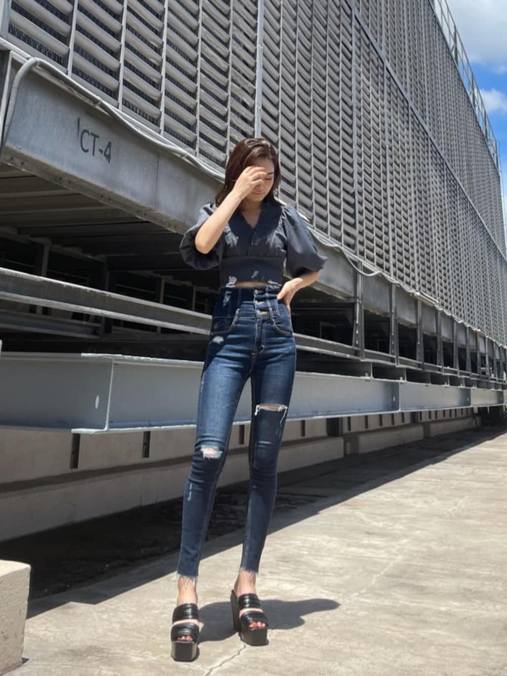 ブラック系のサンダル、ブルー系のデニムパンツ、ブルー系のシャツ/ブラウスを着用したレディースの夏コーディネートの1枚目の写真