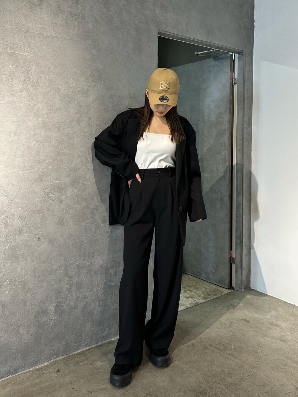 ブラック系のその他パンツ、ブラック系のテーラードジャケット、ブラック系のスニーカーを着用したレディースの冬コーディネートの1枚目の写真
