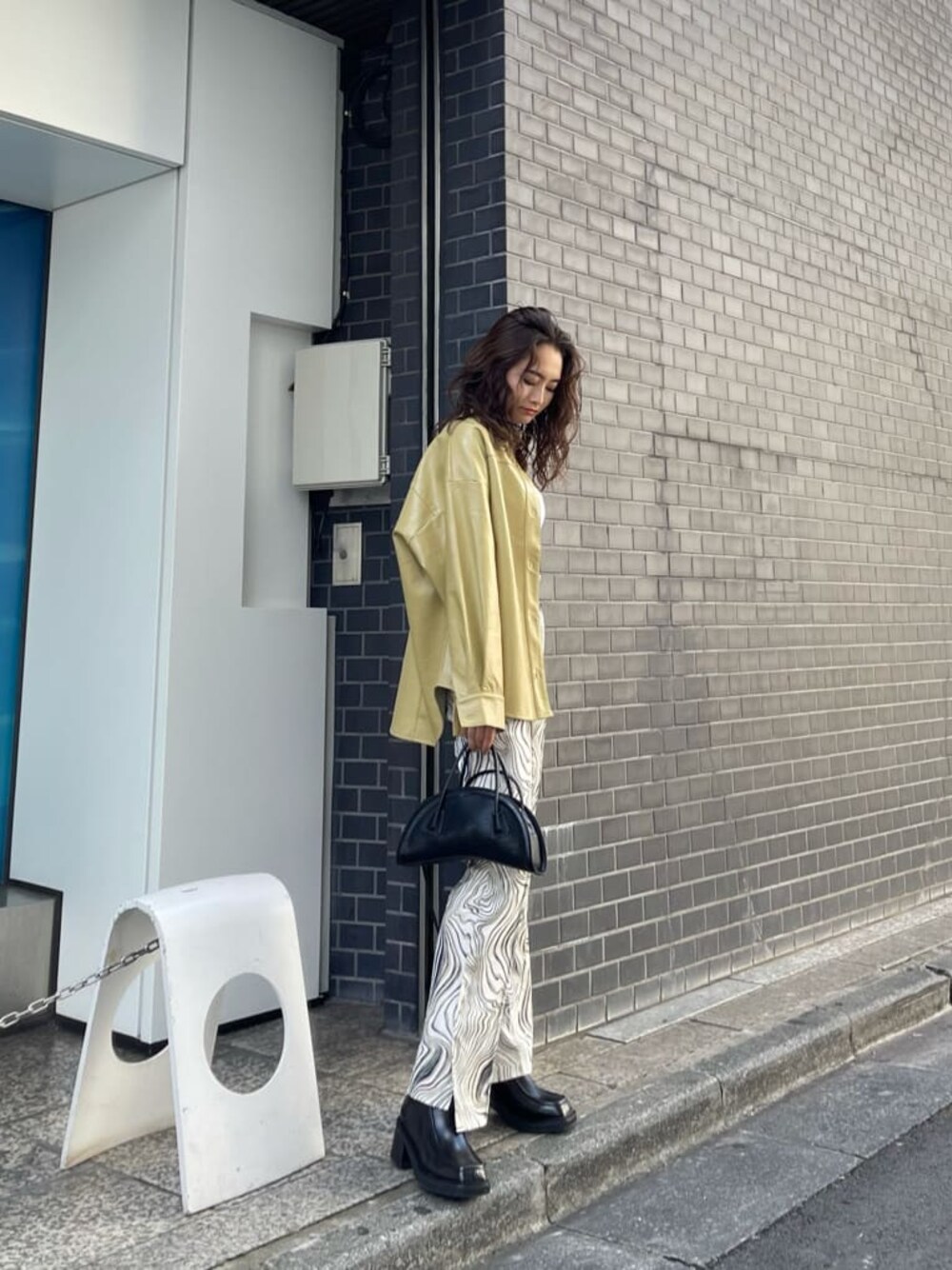 その他のその他パンツ、ブラック系のブーツ、イエロー系のシャツ/ブラウスを着用したレディースの秋コーディネートの1枚目の写真