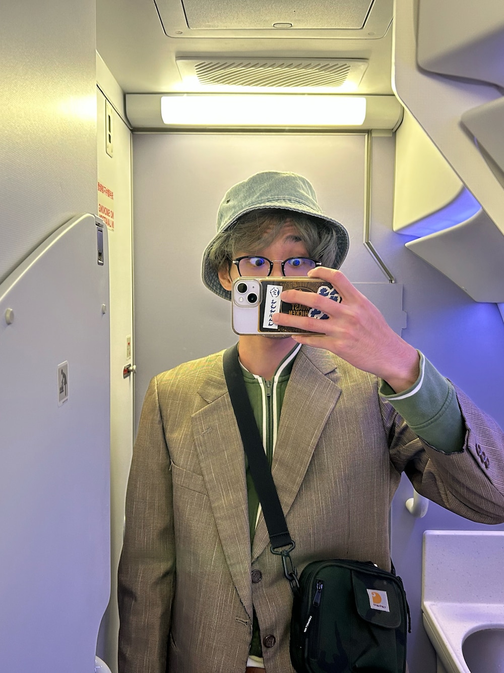 「Carharttのcarhartt　ESSENTIALSBAG S（ショルダーバッグ、グリーン系）」を使った、ベーコンレタスバーガーさん（メンズ・175cm）の秋コーディネートの1枚目の写真