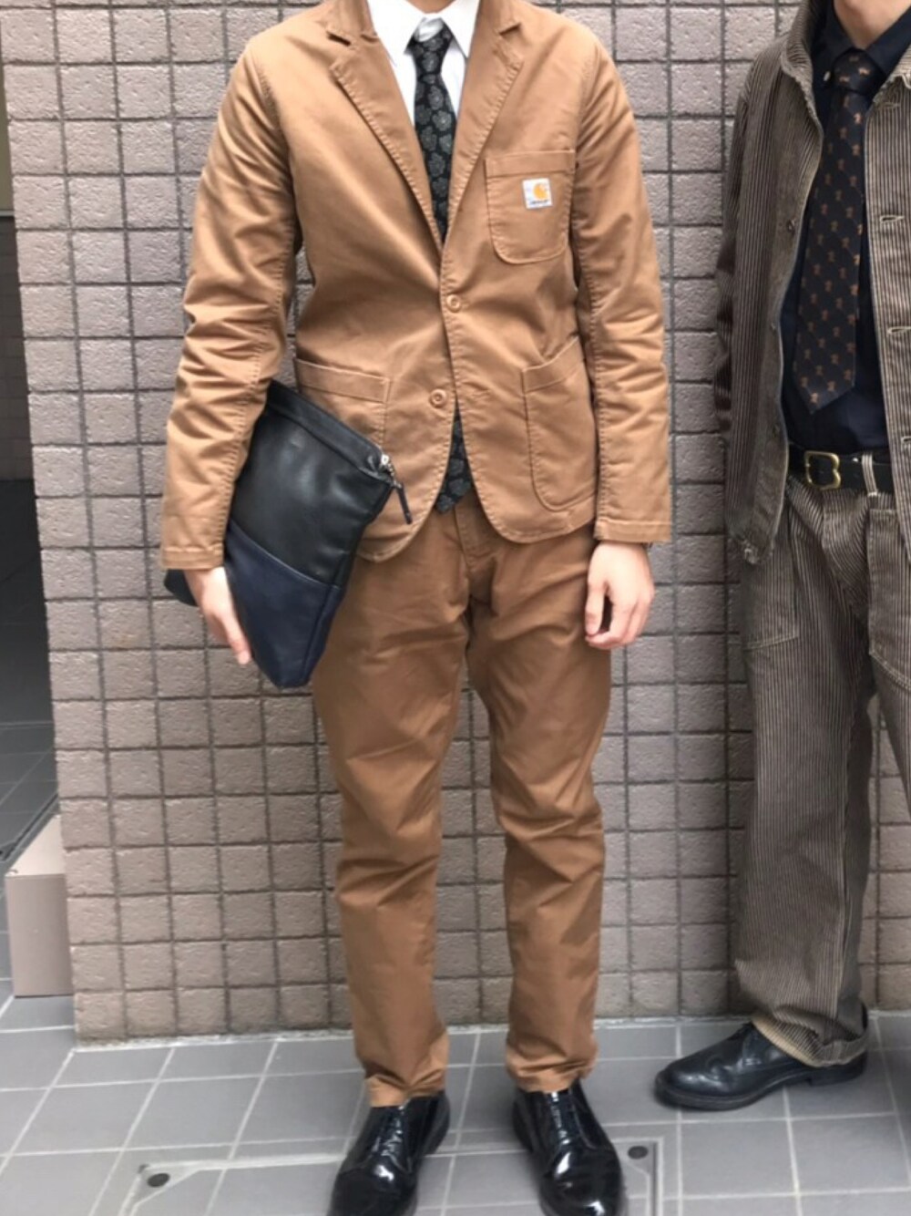 「卒業式、卒業式コーデ、大学生、タックイン、セットアップ、carhartt」｜「Carharttのアイテム（チノパンツ、ブラウン系）」を使った、ベーコンレタスバーガーさん（メンズ・175cm）の夏コーディネートの1枚目の写真