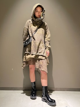 「DIESEL」｜「アイテム（財布/小物）」を使った、サラさん（レディース・160cm）の冬コーディネート