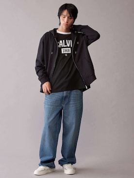 「Calvin Klein（カルバン・クライン）のバギージーンズ（デニムパンツ、ブルー系）」を使った、公式 Calvin Kleinさん（レディース・174cm）の秋コーディネート