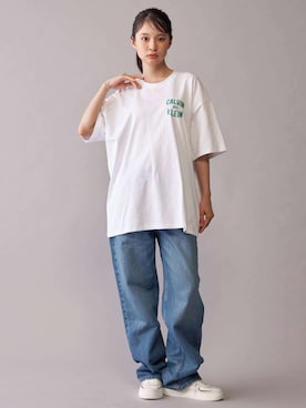 「Calvin Klein（カルバン・クライン）のバギージーンズ（デニムパンツ、ブルー系）」を使った、公式 Calvin Kleinさん（レディース・174cm）の秋コーディネート