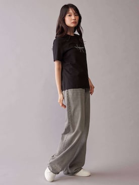 「Calvin Klein（カルバン・クライン）のモノグラムクルーネックショートスリーブTシャツ（Tシャツ/カットソー、ブラック系）」を使った、公式 Calvin Kleinさん（レディース・174cm）の秋コーディネート