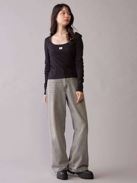 「Calvin Klein（カルバン・クライン）のウーヴンレーベルロングスリーブリブTシャツ（Tシャツ/カットソー、ブラック系）」を使った、公式 Calvin Kleinさん（レディース・174cm）の秋コーディネート