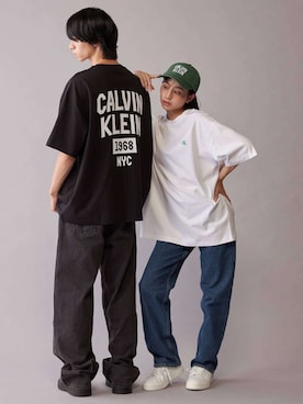 「Calvin Klein（カルバン・クライン）のバギージーンズ エッセンシャルブラック（デニムパンツ、ブラック系）」を使った、公式 Calvin Kleinさん（レディース・174cm）の秋コーディネート
