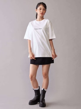 「Calvin Klein（カルバン・クライン）の【ユニセックス】 スタンダード リラックス クルーネック Tシャツ[JUNG KOOK / ジョングク着用商品]（Tシャツ/カットソー、ホワイト系）」を使った、公式 Calvin Kleinさん（レディース・174cm）の秋コーディネート