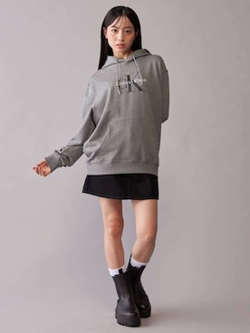 「Calvin Klein（カルバン・クライン）のモノロゴ パーカー（パーカー、グレー系）」を使った、公式 Calvin Kleinさん（レディース・174cm）の秋コーディネート