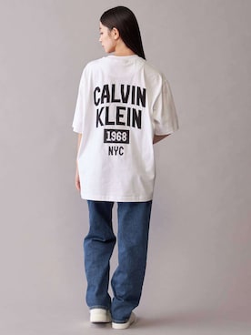 「Calvin Klein（カルバン・クライン）のバギージーンズ（デニムパンツ、ブルー系）」を使った、公式 Calvin Kleinさん（レディース・174cm）の秋コーディネート
