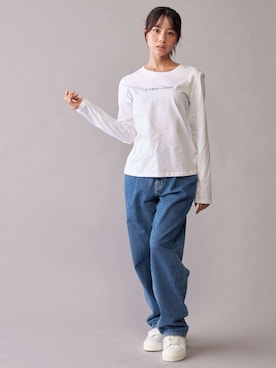 「Calvin Klein（カルバン・クライン）のロングスリーブ スタンダード ロゴスリムTシャツ（Tシャツ/カットソー、ホワイト系）」を使った、公式 Calvin Kleinさん（レディース・174cm）の秋コーディネート