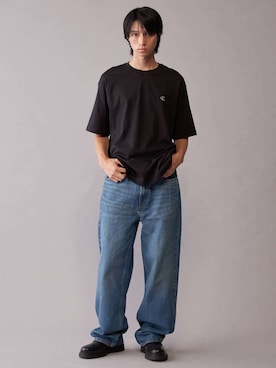 「Calvin Klein Jeans（カルヴァンクラインジーンズ）の【ユニセックス】アーカイブロゴ リラックスクルーネック Tシャツ[JUNG KOOK / ジョングク着用商品]（Tシャツ/カットソー、ブラック系）」を使った、公式 Calvin Kleinさん（レディース・174cm）の秋コーディネート